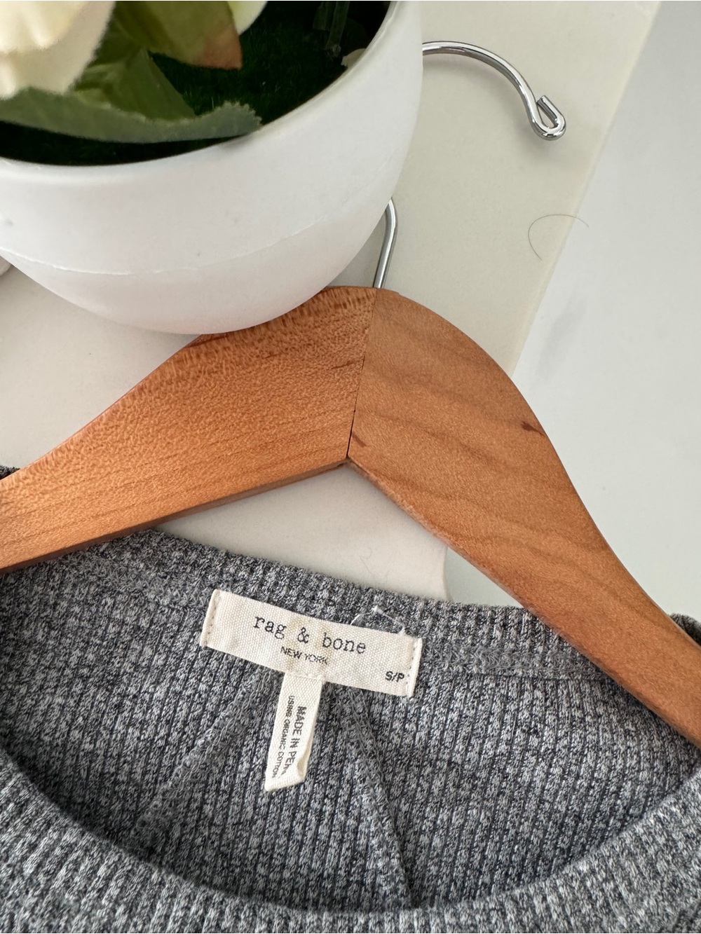 RAG & BONE
ESSENTIAL LONG SLEEVE T-SHIRT - GRAY
$165.00 size S small Gently used - Picture 11 of 11